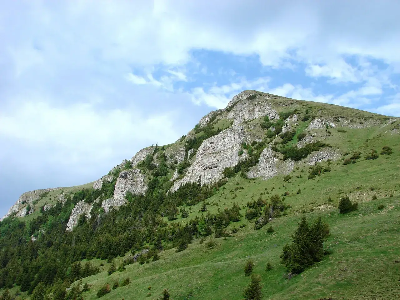 Creastă alpină din Munții Bucegi, în apropiere de Sinaia